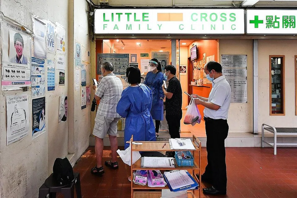 BANYAK PERTANYAAN: Beberapa orang menunggu di luar Little Cross Family Clinic di Blok 929 Tampines St 91 untuk menanyakan mengenai vaksin Sinovac. - Foto BH oleh LIM YAOHUI