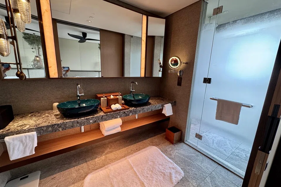 Tandas di Mandai Rainforest Resort menawarkan dua ruang untuk bersolek.