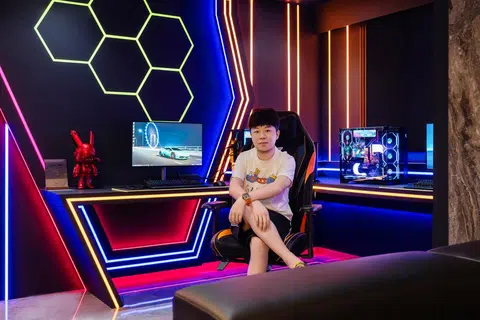 Encik Hengky dalam bilik ‘gaming’, yang dianggap ruang yang paling menarik perhatian.