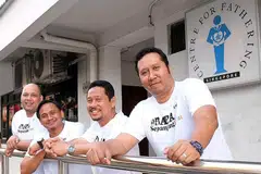MEMPERKASA KAUM AYAH: (Dari kiri) Timbalan Ketua, Pendampingan dan Jangkauan, Pusat Kebapaan (CFF) yang mengendali pergerakan Bapa Sepanjang Hayat, Encik CP Eruandee Prayitna, bersama sukarelawan yang juga fasilitator bengkel interaktif untuk kaum bapa, ICAN, Encik Noorazman Haji Noor'ain, Haji Mohammed Shahrin Haji Shamsuddin dan Encik Shaifullah Haji Mohamed Kamari.- Foto KHALID BABA