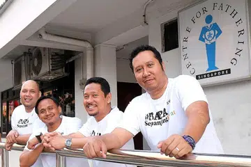 MEMPERKASA KAUM AYAH: (Dari kiri) Timbalan Ketua, Pendampingan dan Jangkauan, Pusat Kebapaan (CFF) yang mengendali pergerakan Bapa Sepanjang Hayat, Encik CP Eruandee Prayitna, bersama sukarelawan yang juga fasilitator bengkel interaktif untuk kaum bapa, ICAN, Encik Noorazman Haji Noor'ain, Haji Mohammed Shahrin Haji Shamsuddin dan Encik Shaifullah Haji Mohamed Kamari.- Foto KHALID BABA