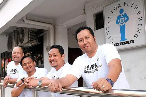 MEMPERKASA KAUM AYAH: (Dari kiri) Timbalan Ketua, Pendampingan dan Jangkauan, Pusat Kebapaan (CFF) yang mengendali pergerakan Bapa Sepanjang Hayat, Encik CP Eruandee Prayitna, bersama sukarelawan yang juga fasilitator bengkel interaktif untuk kaum bapa, ICAN, Encik Noorazman Haji Noor'ain, Haji Mohammed Shahrin Haji Shamsuddin dan Encik Shaifullah Haji Mohamed Kamari.- Foto KHALID BABA