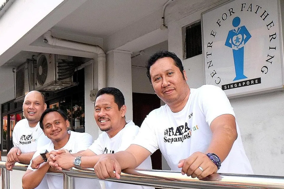 MEMPERKASA KAUM AYAH: (Dari kiri) Timbalan Ketua, Pendampingan dan Jangkauan, Pusat Kebapaan (CFF) yang mengendali pergerakan Bapa Sepanjang Hayat, Encik CP Eruandee Prayitna, bersama sukarelawan yang juga fasilitator bengkel interaktif untuk kaum bapa, ICAN, Encik Noorazman Haji Noor'ain, Haji Mohammed Shahrin Haji Shamsuddin dan Encik Shaifullah Haji Mohamed Kamari.- Foto KHALID BABA