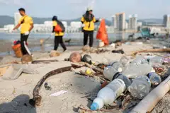 Bagi rakyat Malaysia di George Town, Pulau Pinang, kumpulan sukarelawan menjalankan kerja membersihkan pantai dengan mengutip sampah sempena Hari Bumi.