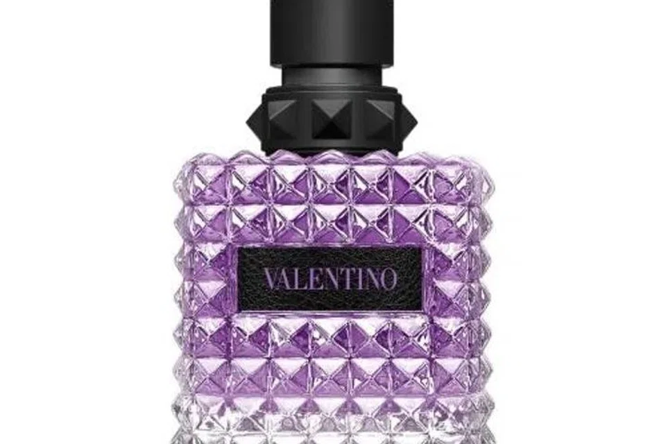 Minyak wangi ‘Born in Roma Purple Melancholia Donna’, antaranya menggandingkan bau manis buah plum segar, bunga ‘osmanthus’ yang lembut, serta vanila Madagascar yang hangat.