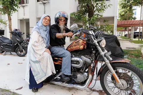 Encik Awi masih menyimpan motor Harley-Davidson tetapi jarang menunggangnya kecuali untuk mengisi minyak.