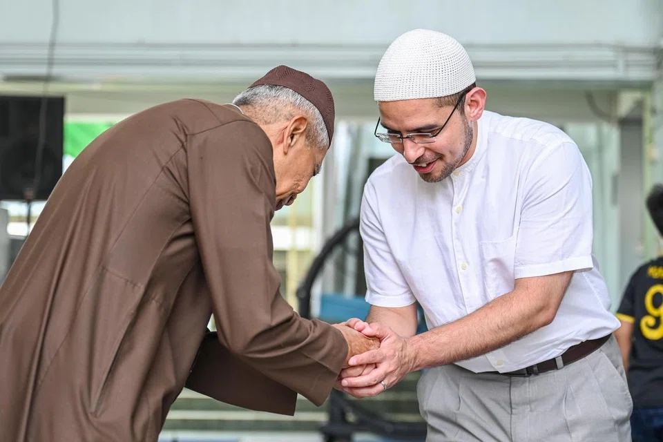 Anggota Parlimen (AP) GRC Nee Soon, Dr Syed Harun Alhabsyi (kanan), turut menghadiri solat Jumaat terakhir di tapak sementara Masjid Darul Makmur di bekas Sekolah Menengah North View. Beliau berkata penting untuk masyarakat Islam melabur dalam peningkatan masjid, kerana tanpa masyarakat, kita tidak dapat menikmati kemudahan ibadah. 