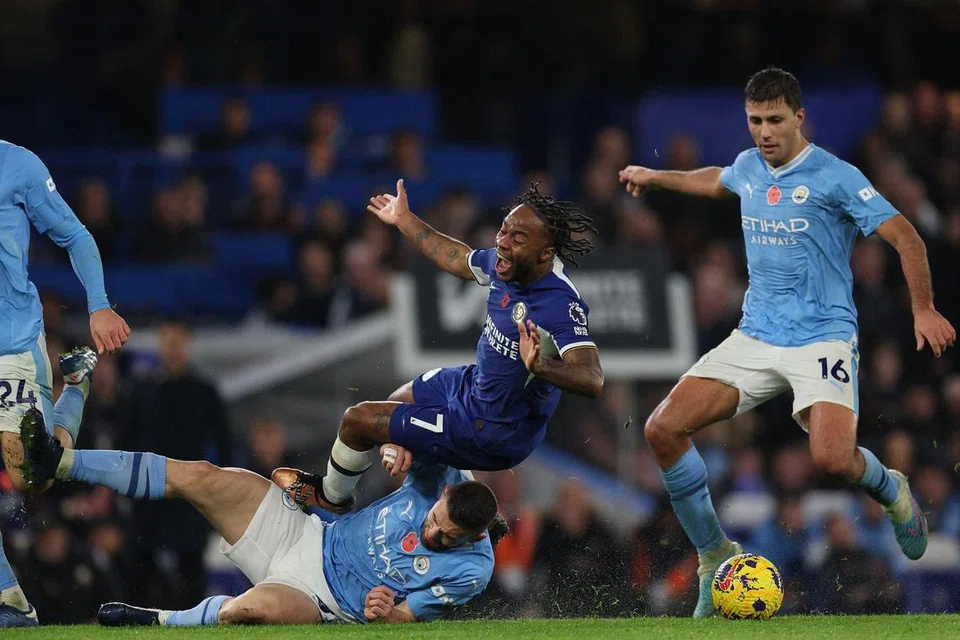 INTENSITI TINGGI JADI ANGKARA: Corak permainan dan tuntutan jadual perlawanan EPL dikatakan antara sebab yang mendedahkan pemain kepada risiko mengalami kecederaan.  