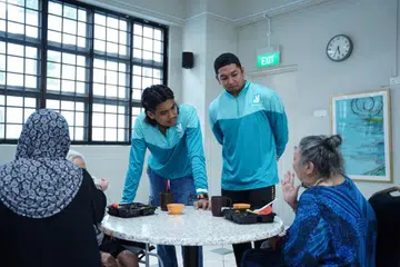Selain berbuka puasa bersama penghuni Rumah Warga Tua Jamiyah Darul Takrim, lebih 60 penunggang penghantaran dan kakitangan  Deliveroo Singapore beramah-tamah bersama warga emas itu pada 15 Mac.