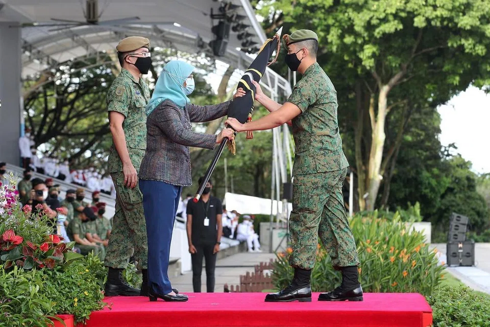 Presiden Halimah menganugerahkan Warna Rejimen di Perbarisan Hari SAF pada Khamis (1 Julai).