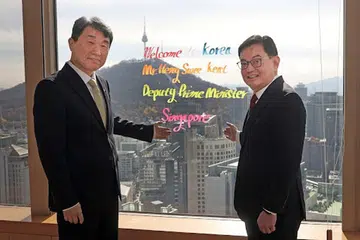 Timbalan Perdana Menteri, Encik Heng Swee Keat (kanan), bersama Timbalan Perdana Menteri Korea Selatan, Encik Lee Ju-Ho, di Seoul, Korea Selatan, pada 19 November. 