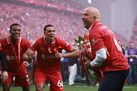 Pengurus Liverpool, Arne Slot (kanan), meraikan kejayaan menjulang trofi Liga Perdana England (EPL) 2024/25 bersama pemain dan penyokong di Anfield pada 26 Mei. 