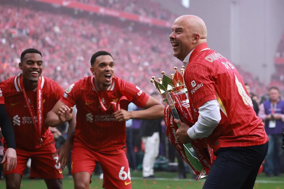 Pengurus Liverpool, Arne Slot (kanan), meraikan kejayaan menjulang trofi Liga Perdana England (EPL) 2024/25 bersama pemain dan penyokong di Anfield pada 26 Mei. 