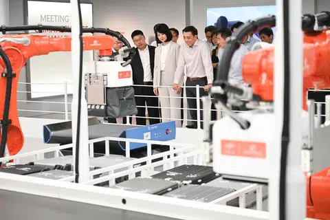 Pemangku Menteri Pengangkutan, Encik Jeffrey Siow, dan Menteri Negara Kanan (Pengangkutan merangkap Pembangunan Negara), Cik Sun Xueling, melawat zon, ‘Teknologi Canggih dengan Sentuhan Mesra’, di pameran Dalam Pembinaan T5 pada 5 Januari.