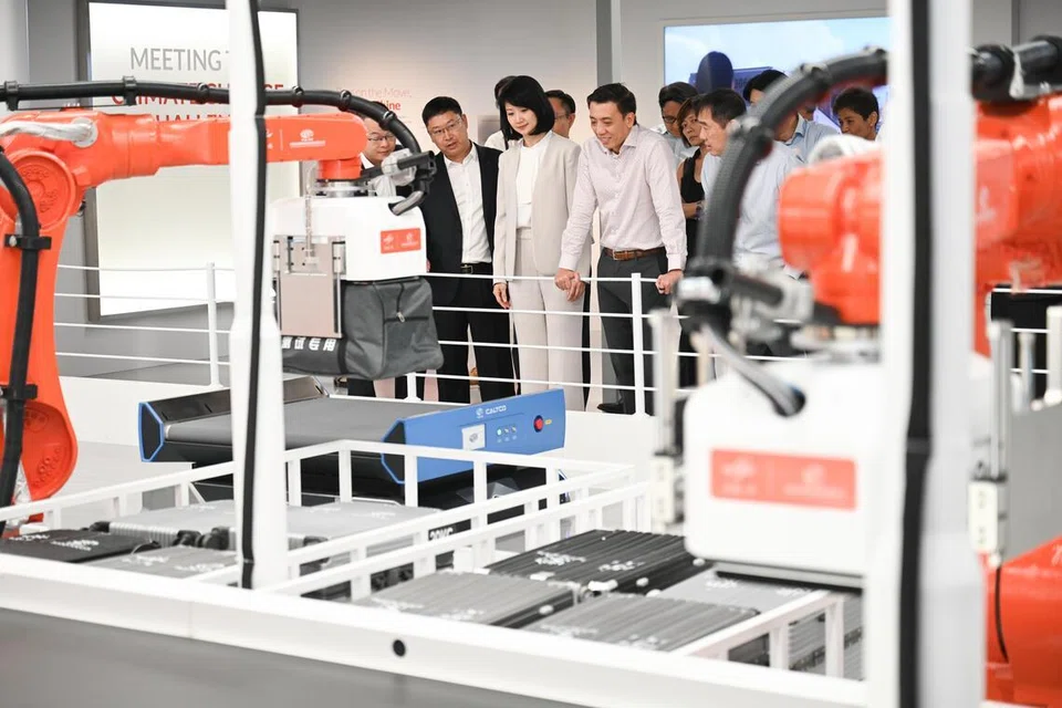 Pemangku Menteri Pengangkutan, Encik Jeffrey Siow, dan Menteri Negara Kanan (Pengangkutan merangkap Pembangunan Negara), Cik Sun Xueling, melawat zon, ‘Teknologi Canggih dengan Sentuhan Mesra’, di pameran Dalam Pembinaan T5 pada 5 Januari.