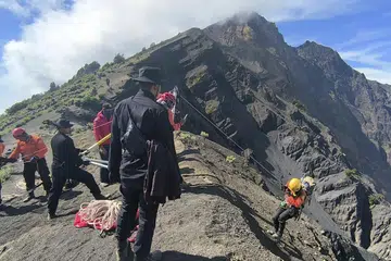 Gambar edaran Agensi Mencari dan Menyelamat Nasional Indonesia (BASARNAS) menunjukkan pasukan penyelamat sedang bersiap sedia menggunakan dron dalam operasi mencari dan menyelamat seorang pelancong Brazil yang terjatuh semasa mendaki Gunung Rinjani, Pulau Lombok, Indonesia, pada 23 Jun 2025.