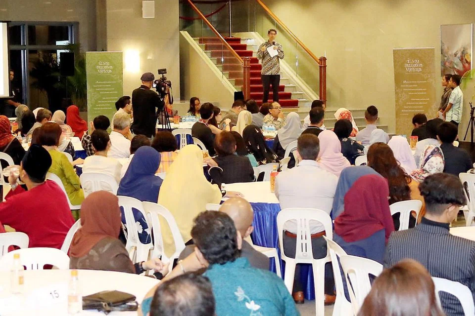 TANDA PENGHARGAAN: Majlis yang diadakan di Bangunan Parlimen Jumaat lalu menghargai pihak yang telah membantu menjayakan kegiatan Bulan Bahasa sepanjang Ogos hingga Oktober. Turut hadir memberi ucapan ialah Pengerusi Majlis Bahasa Melayu Singapura, Dr Muhammad Faishal Ibrahim. - Foto-foto NHB
