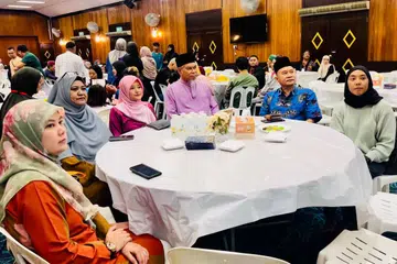 Pengerusi Eksekutif Kanan Masjid Ar-Raudhah, Ustaz Mohamed Ali Atan (tiga dari kanan), bersama tetamu terhormat bagi Majlis Berbuka Puasa Harmoni dan Mission Ihsan, Menteri Negara (Penerangan dan Pembangunan Digital merangkap Kesihatan), Cik Rahayu Mahzam (tiga dari kiri), bersama pemimpin akar umbi yang lain.