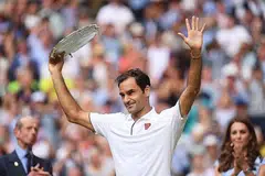 MASIH MEMUKAU DAN BERTENAGA: Pada usia 37 tahun, Roger Federer masih mampu mempamerkan persembahan yang menarik minat penonton, terutama kemampuannya mara ke final Kejuaraan Wimbledon padan 14 Julai lalu. Sayangnya, Federer terpaksa mengalah dan berpuas hati menduduki tempat kedua selepas tewas di tangan Novak Djokovic. - Foto-foto REUTERS dan daripada INSTAGRAM/ FACEBOOK ROGER FEDERER