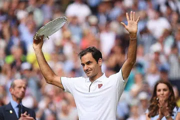 MASIH MEMUKAU DAN BERTENAGA: Pada usia 37 tahun, Roger Federer masih mampu mempamerkan persembahan yang menarik minat penonton, terutama kemampuannya mara ke final Kejuaraan Wimbledon padan 14 Julai lalu. Sayangnya, Federer terpaksa mengalah dan berpuas hati menduduki tempat kedua selepas tewas di tangan Novak Djokovic. - Foto-foto REUTERS dan daripada INSTAGRAM/ FACEBOOK ROGER FEDERER