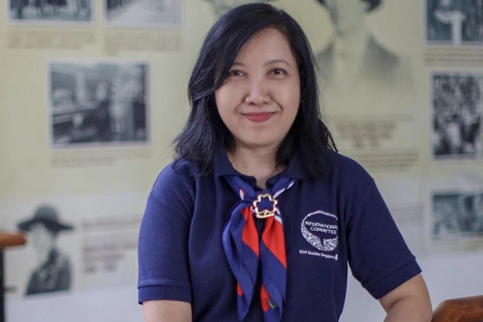 Cik Siti Nurbaya Mohd Jumain (gambar atas) yang berkhidmat secara sukarela bersama Pandu Puteri Singapura (GGS) merupakan antara sukarelawan yang membantu menganjurkan kegiatan tersebut. - Foto BH oleh IQBAL FAIZAL, GGS