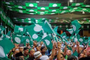 MUNGKIN TIMBUL CABARAN: PAS pimpinan Tan Sri Abdul Hadi Awang yang enggan sertai Kerajaan Perpaduan pimpinan Datuk Anwar meskipun berjaya memenangi kerusi paling banyak dalam PRU15, dijangka timbulkan cabaran kepada Perdana Menteri Ke-10 Malaysia itu apabila Parlimen bersidang pada 19 Disember nanti. - Foto-Foto PAS PRESIDEN MEDIA