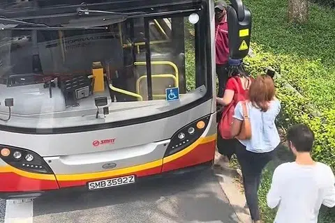 Pada pagi 10 Jun, bas perkhidmatan 972 mengalami kejadian kerosakan di tengah-tengah Ekspreswe Rentas Pulau (PIE) dan penumpang terpaksa turun untuk menaiki bas lain.