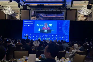 PESANAN PENTING: Dalam ucapannya di majlis makan malam bagi menyambut ulang tahun ke-35 IPS, Puan Halimah berkata dasar kepelbagaian kaum merupakan komponen penting dalam identiti kebangsaan Singapura. 