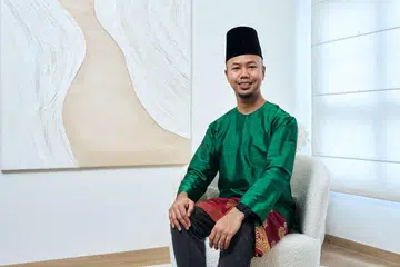 Encik Afi Hanafi (kiri) seorang penyanyi yang berkecimpung dalam seni budaya. Bacaan pantun beliau kini boleh dinikmati di laman media sosial Taman Warisan Melayu. 
