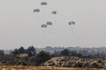 Bantuan kemanusiaan digugurkan ke Jaluran Gaza pada 28 Mac. 