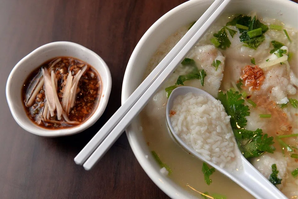 RINGAN LAGI BERKHASIAT: Jika anda ke Restoran GreaThai ini, cubalah hidangan bubur ikan Thai yang disajikan bersama sos istimewa campuran sos ikan Thai, halia dan cuka. Ia cukup enak.