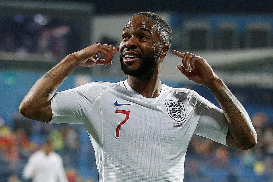 TAK LARI DARI CEMUHAN: Bintang sayap England, Raheem Sterling (atas), berlari ke arah penyokong pasukan Montenegro sambil menutup kuping kededua telinganya semasa meraikan gol jaringannya, membantu England menang 5-1 dalam perlawanan kelayakan Euro 2020 baru-baru ini. - Foto-Foto AFP, REUTERS