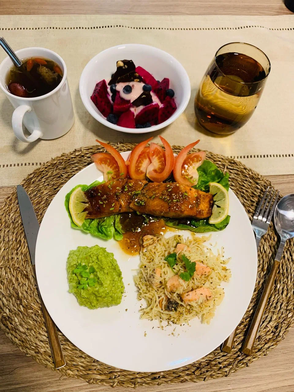Antara hidangan makanan oleh penjaga ibu berpantang Ratu Confinement yang telah menyediakan hidangan ikan salmon dengan nasi goreng dan puree avokado. Di samping itu, minuman herba dan buah-buahan.