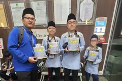 Tiga beradik sehati sejiwa ‘turun padang’ membantu Masjid Ar-Raudhah. Al’Faiz Muhammad Al’Ridzuan (dua dari kanan) bersama adiknya yang lain, Al’Waiz (tiga dari kanan) dan Al’Qais (paling kanan) bersama seorang lagi relawan masjid. Projek ini berlangsung pada 20 Disember lalu.