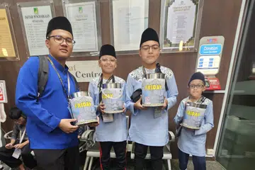 Tiga beradik sehati sejiwa ‘turun padang’ membantu Masjid Ar-Raudhah. Al’Faiz Muhammad Al’Ridzuan (dua dari kanan) bersama adiknya yang lain, Al’Waiz (tiga dari kanan) dan Al’Qais (paling kanan) bersama seorang lagi relawan masjid. Projek ini berlangsung pada 20 Disember lalu.