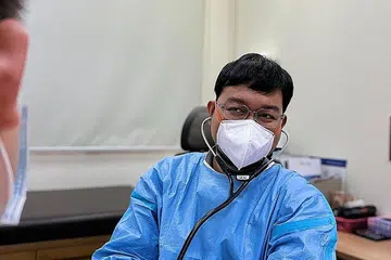 TERUS WASPADA: Doktor Abdul Muhaimin Abdul Rahman, (kiri) memberi nasihat walaupun bilangan kes harian Covid-19 menurun, kita tidak seharusnya leka dan berfikir bahawa wabak itu telah berakhir. Sila patuh peraturan penjarakan selamat oleh Langkah Pengurusan Selamat (SMM) supaya kita dapat mengurangkan penularan Covid-19.` - Foto HEALTHWAY MEDICAL GROUP
