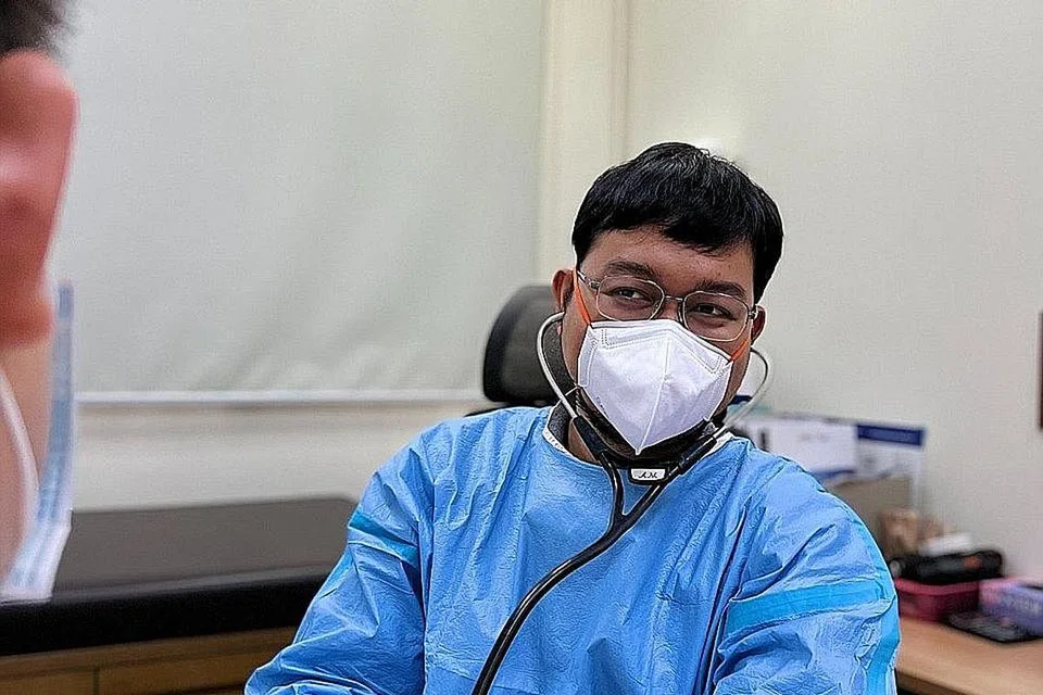 TERUS WASPADA: Doktor Abdul Muhaimin Abdul Rahman, (kiri) memberi nasihat walaupun bilangan kes harian Covid-19 menurun, kita tidak seharusnya leka dan berfikir bahawa wabak itu telah berakhir. Sila patuh peraturan penjarakan selamat oleh Langkah Pengurusan Selamat (SMM) supaya kita dapat mengurangkan penularan Covid-19.` - Foto HEALTHWAY MEDICAL GROUP