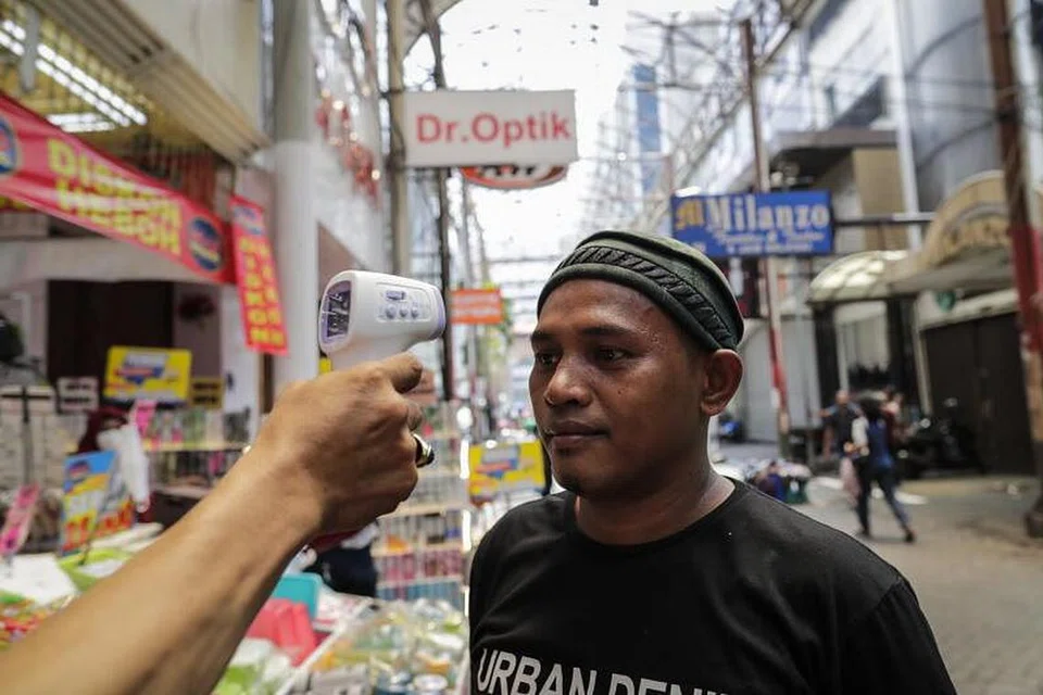 Pemerintah Jakarta mendapat kelulusan mengenakan pelbagai sekatan sosial di kawasan bandar selama dua minggu akan datang, dengan agensi negara membantu melaksanakannya. 