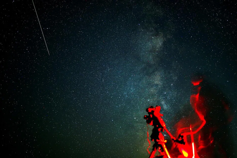 Ahli-ahli astronomi menyaksikan langit utara semasa hujan Meteor Perseid di Kozjak, Macedonia Utara 12 Ogos 2024