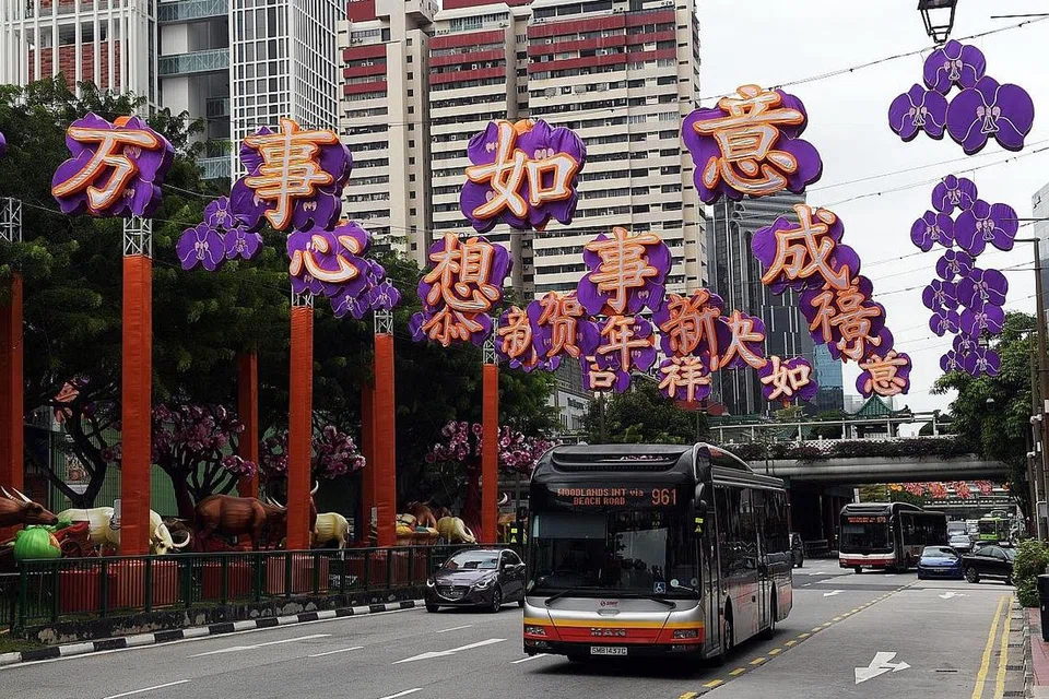 SAMBUTAN TAHUN BARU CINA: Penyalaan lampu di Chinatown akan diteruskan tahun ini namun dijangka tidak semeriah tahun-tahun lepas disebabkan Covid-19. - Foto BH oleh ALPHONSUS CHERN