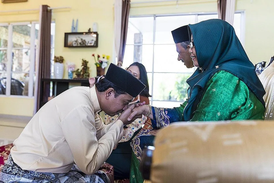 JAGA HUBUNGAN KASIH SAYANG: Sebagaimana kita sayangi ibu bapa kandung, begitu jugalah kita perlu sayang menyayangi antara mentua dengan menantu. - Foto ISTOCKPHOTO
