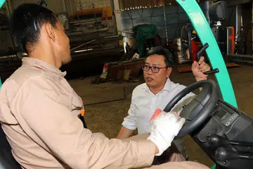 MAHU GUNAKAN PELUANG SEBAIK MUNGKIN: Encik Mohamed Shah (kiri) sedang mendengar penjelasan Pengarah Eksekutif GL E&C, Encik Raymond Gan, tentang tugas yang perlu dijalankannya dalam syarikat itu. - Foto SHAHRIYA YAHAYA