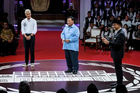 DEBAT PERTAMA: Calon presiden (dari kiri)  Encik Ganjar Pranowo, Encik Prabowo Subianto dan Encik Anies Baswedan dalam debat calon presiden di Pejabat Suruhanjaya Pilihan Raya Umum (KPU) Indonesia di Jakarta, yang berlangsung pada 12 Disember.