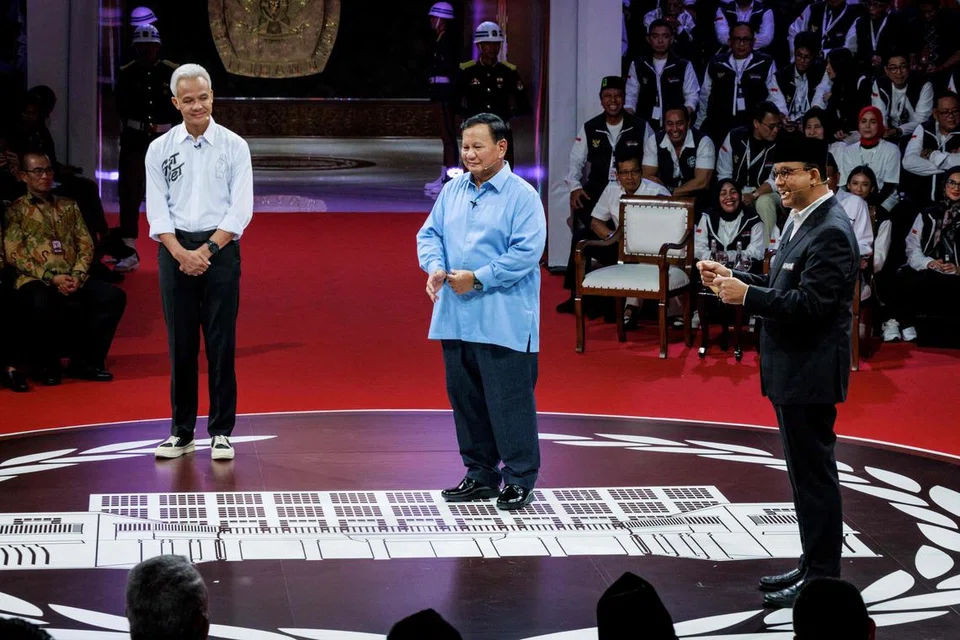 DEBAT PERTAMA: Calon presiden (dari kiri)  Encik Ganjar Pranowo, Encik Prabowo Subianto dan Encik Anies Baswedan dalam debat calon presiden di Pejabat Suruhanjaya Pilihan Raya Umum (KPU) Indonesia di Jakarta, yang berlangsung pada 12 Disember.