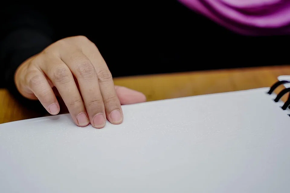 Halaman Al-Quran Braille, yang merupakan kertas putih polos, tidak mempunyai huruf yang dapat dilihat mata, hanya tanda Braille yang dirasai melalui sentuhan jari.