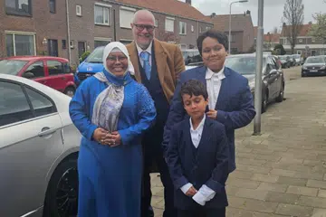Cik Aida van Dompselaar (kiri) bersama suaminya, Encik Chris van Dompselaar, dan dua anak mereka Arjen (belakang, kanan) dan Armin (depan, kanan) di Alkmaar, utara Belanda, sebelum mengunjungi rumah terbuka teman-teman mereka sempena Hari Raya.