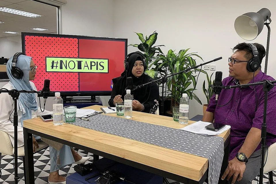 BANTU IBU BAKAL MELAHIRKAN: Cik Nor Faizah Masod (tengah) mengupas topik mengenai 'doula' dalam podcast #NOTAPIS dengan hos Cik Shahida Sarhid (kiri), yang juga koresponden Berita Harian serta Suhaimi Yusof. - Foto fail