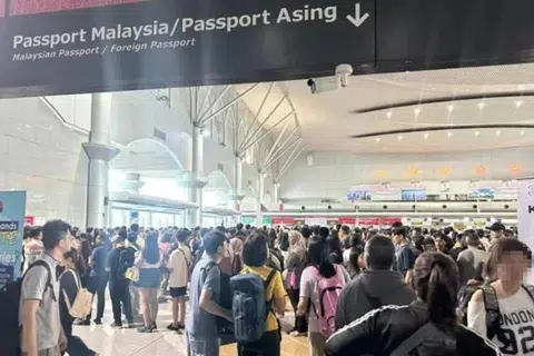 Warga asing di Kompleks Kastam, Imigresen dan Kuarantin (CIQ) Bangunan Sultan Iskandar (BSI) terpaksa menunggu hingga dua jam untuk melepasi imigresen pada 10 Januari.