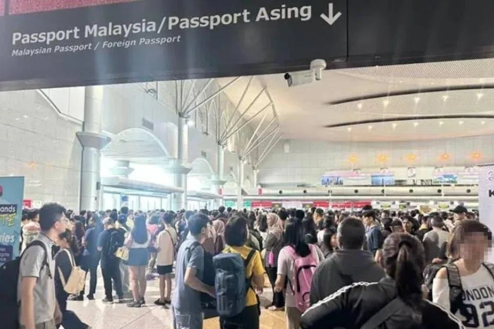 Warga asing di Kompleks Kastam, Imigresen dan Kuarantin (CIQ) Bangunan Sultan Iskandar (BSI) terpaksa menunggu hingga dua jam untuk melepasi imigresen pada 10 Januari.