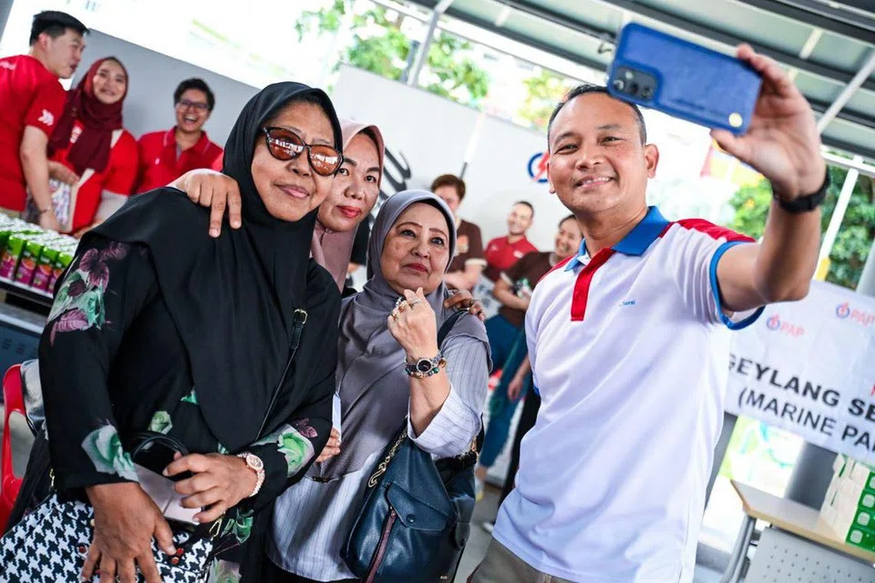 Anggota Parlimen (AP) GRC Marine Parade, Encik Fahmi Aliman, yang juga Mayor Majlis Pembangunan Masyarakat (CDC) South East, telah berbuka puasa bersama 250 penduduk di Blok 11A Pavillion, Eunos Crescent pada 15 dan 16 Mac.